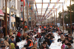 Gönül Sofralarının İlki Canbazlar Caddesi’nde Kuruldu